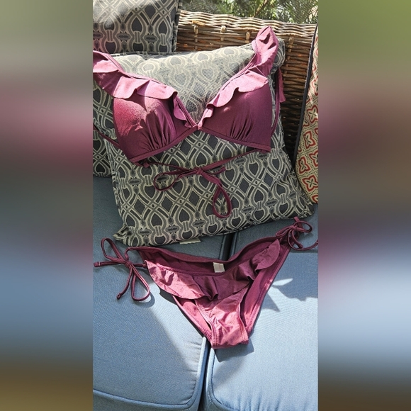 πNWOT Purple Two Piece Swimsuit Ruffle Top With Tie Side Bottoms Size Mediumπ - Picture 2 of 5